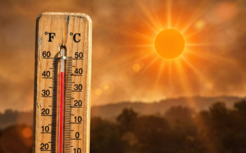Genitori prestano condizionatori per il caldo nelle scuole comunali