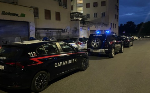 Forza un autocarro e tenta la fuga: arrestato