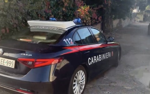 Manomette il braccialetto e finisce in carcere