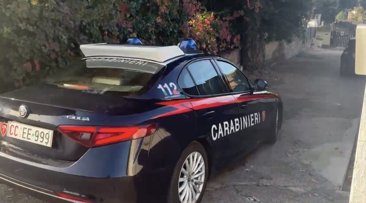 Manomette il braccialetto e finisce in carcere