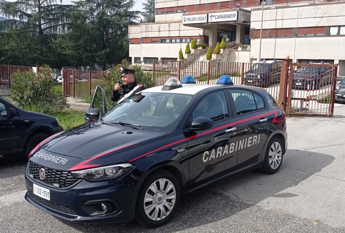 Fugge all’alt dei carabinieri, denunciato dopo l’inseguimento