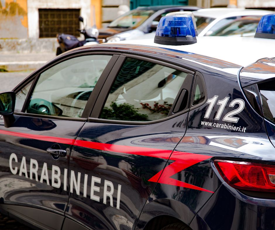 Lite condominiale, scatta la denuncia per due piante di marijuana