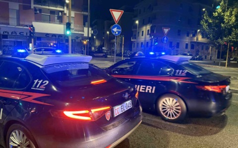 Falso allarme per una caduta dal quinto piano