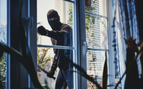 Furto in casa: rubati tre fucili da caccia in un armadietto blindato