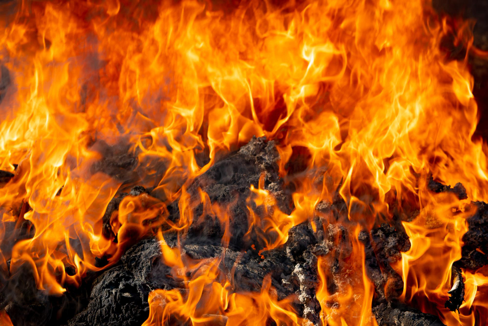 Incendio in una palazzina, evacuati i residenti