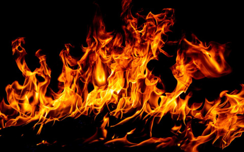 Incendio distrugge auto in sosta in via Macchi