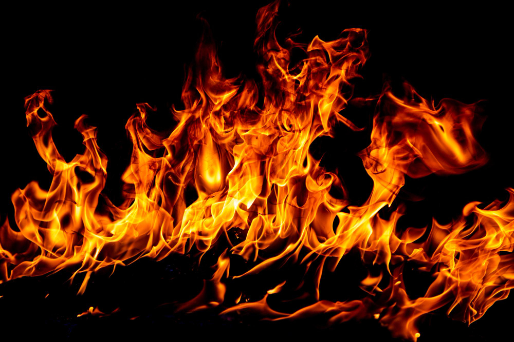 Incendio distrugge auto in sosta in via Macchi
