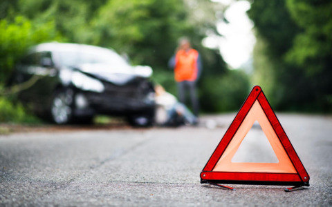Madre di 51 anni muore in incidente, illesi i figli di 11 e 14 anni