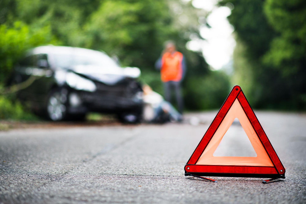 Madre di 51 anni muore in incidente, illesi i figli di 11 e 14 anni