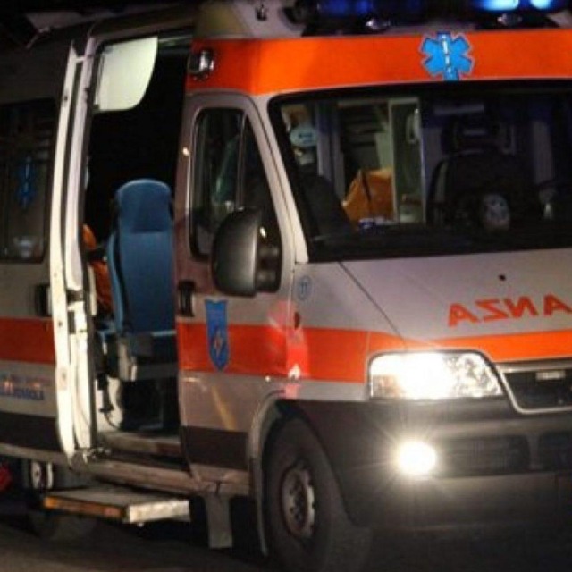 Incidente frontale tra due auto in viale della Repubblica: un ferito grave