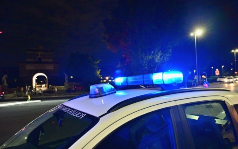Fugge in bici, trovato con hashish e cocaina