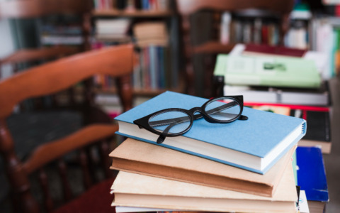 Libri usati e donazioni per sostenere studenti e giovani fragili