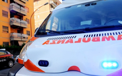 Malore mentre cura il giardino, muore 43enne di Giussago
