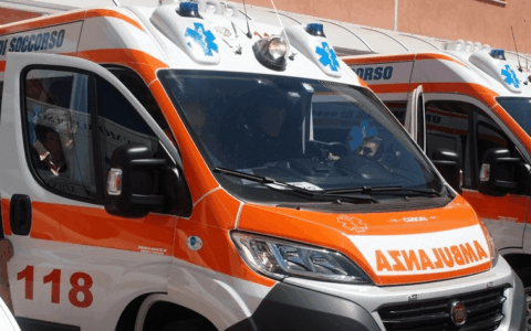Una donna di 57 anni ustionata dopo che il vestito prende fuoco