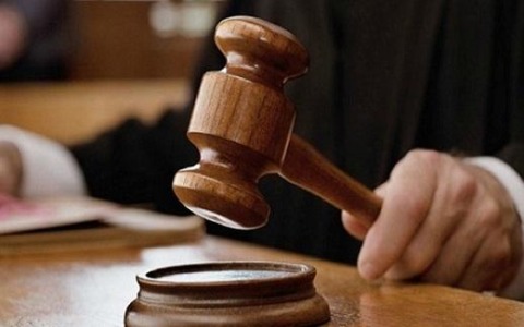 Scivola in banca, il Tribunale respinge il risarcimento