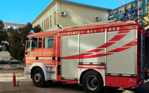 Uomo di 60 anni muore nell’incendio del suo alloggio