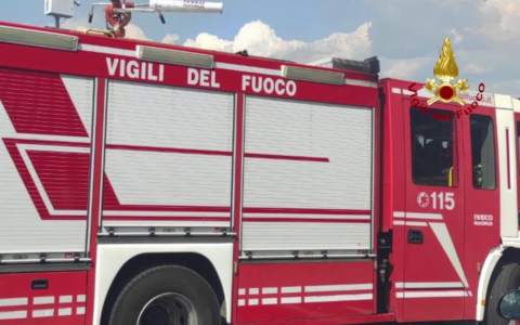 Tegole e rami pericolanti, doppio intervento dei pompieri