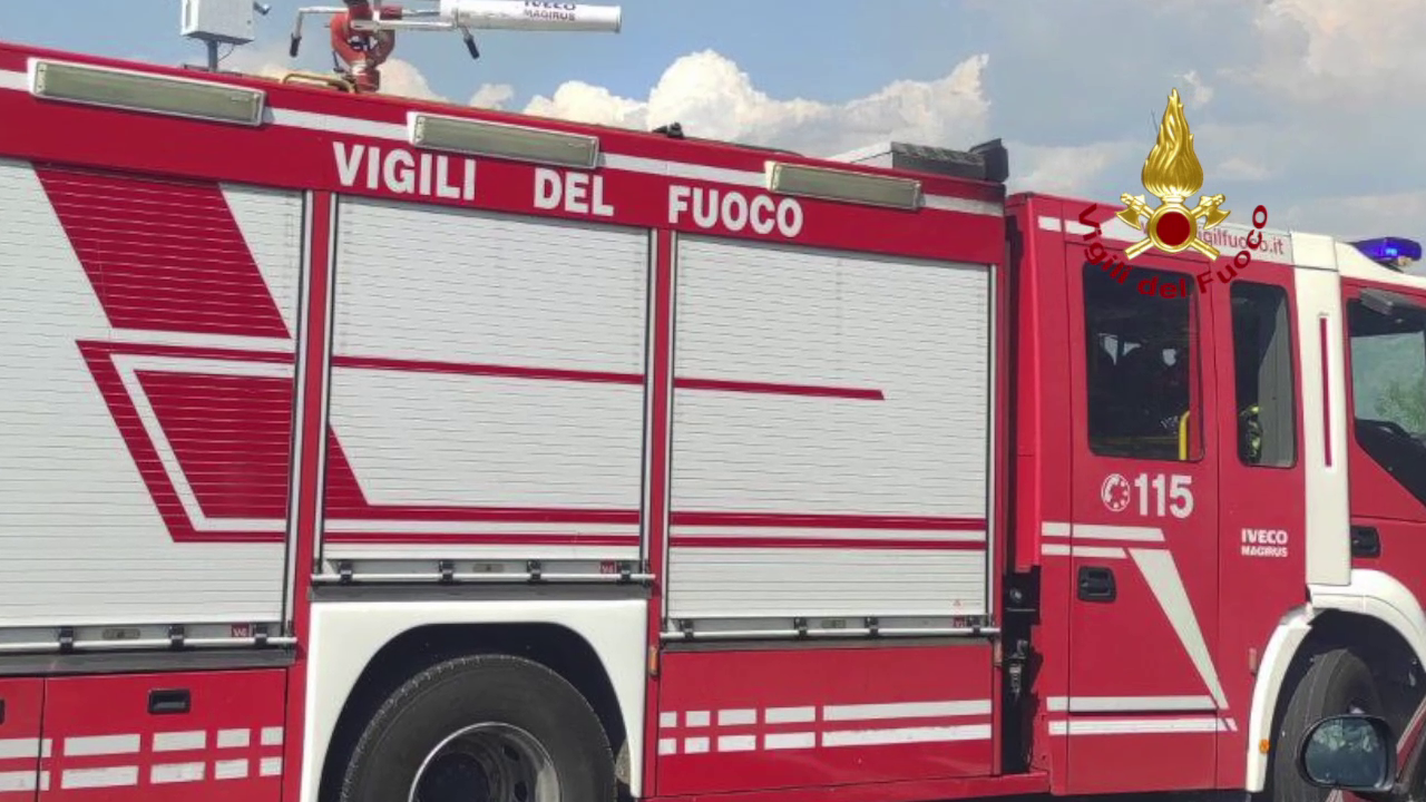 Tegole e rami pericolanti, doppio intervento dei pompieri