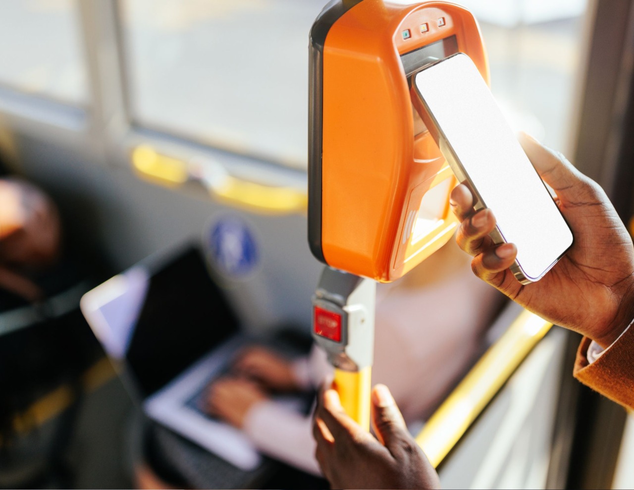 Pavia congela le tariffe bus dopo gli aumenti regionali