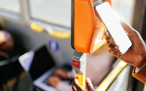 Pavia congela le tariffe bus dopo gli aumenti regionali